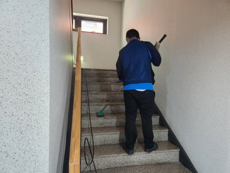 건물 계단 정기관리 현장 사진