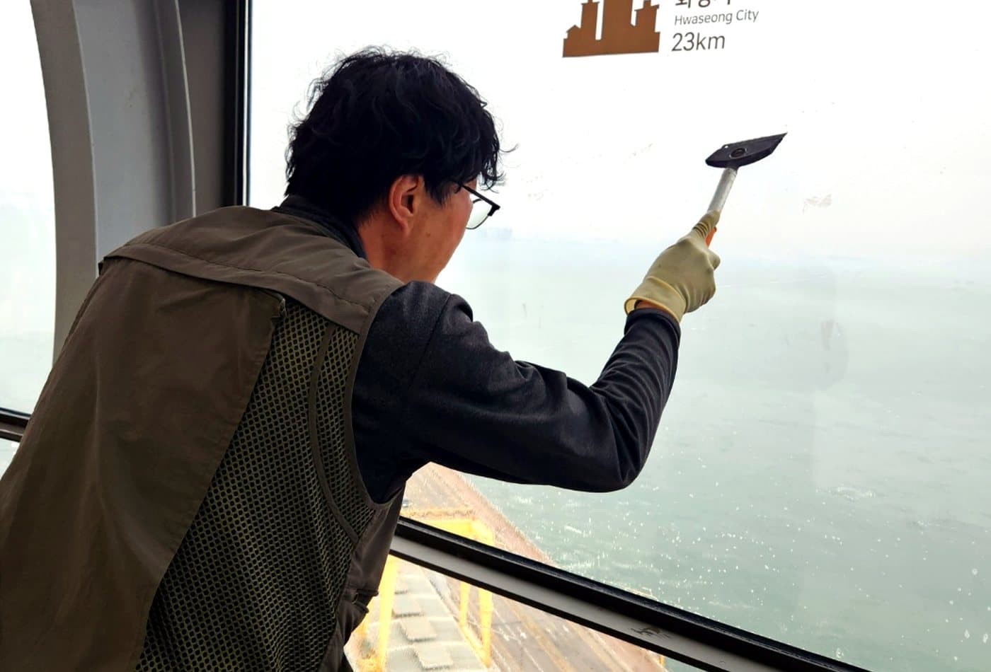 고층 유리창 청소 현장 사진