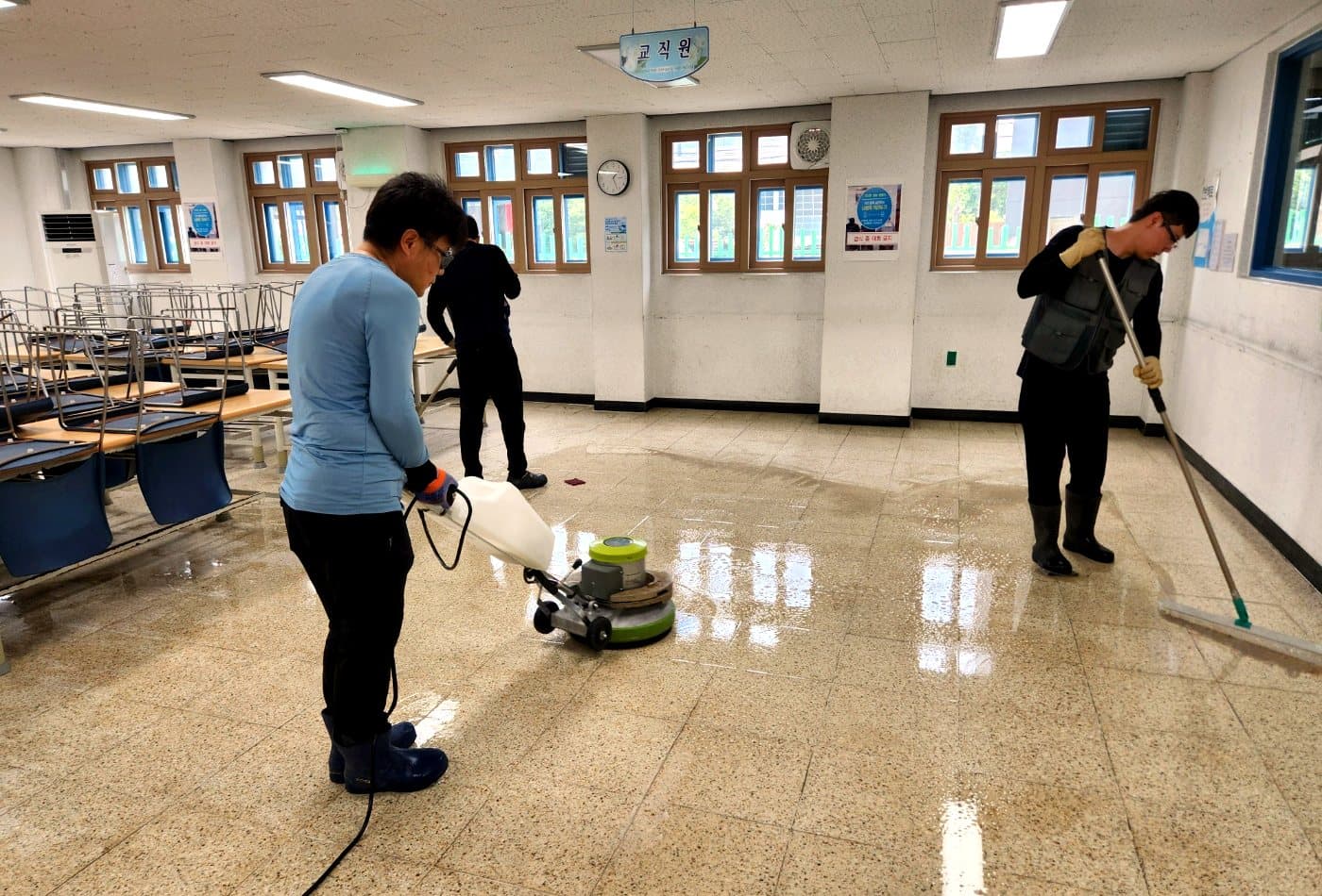 학교 바닥 광택 관리 현장 사진
